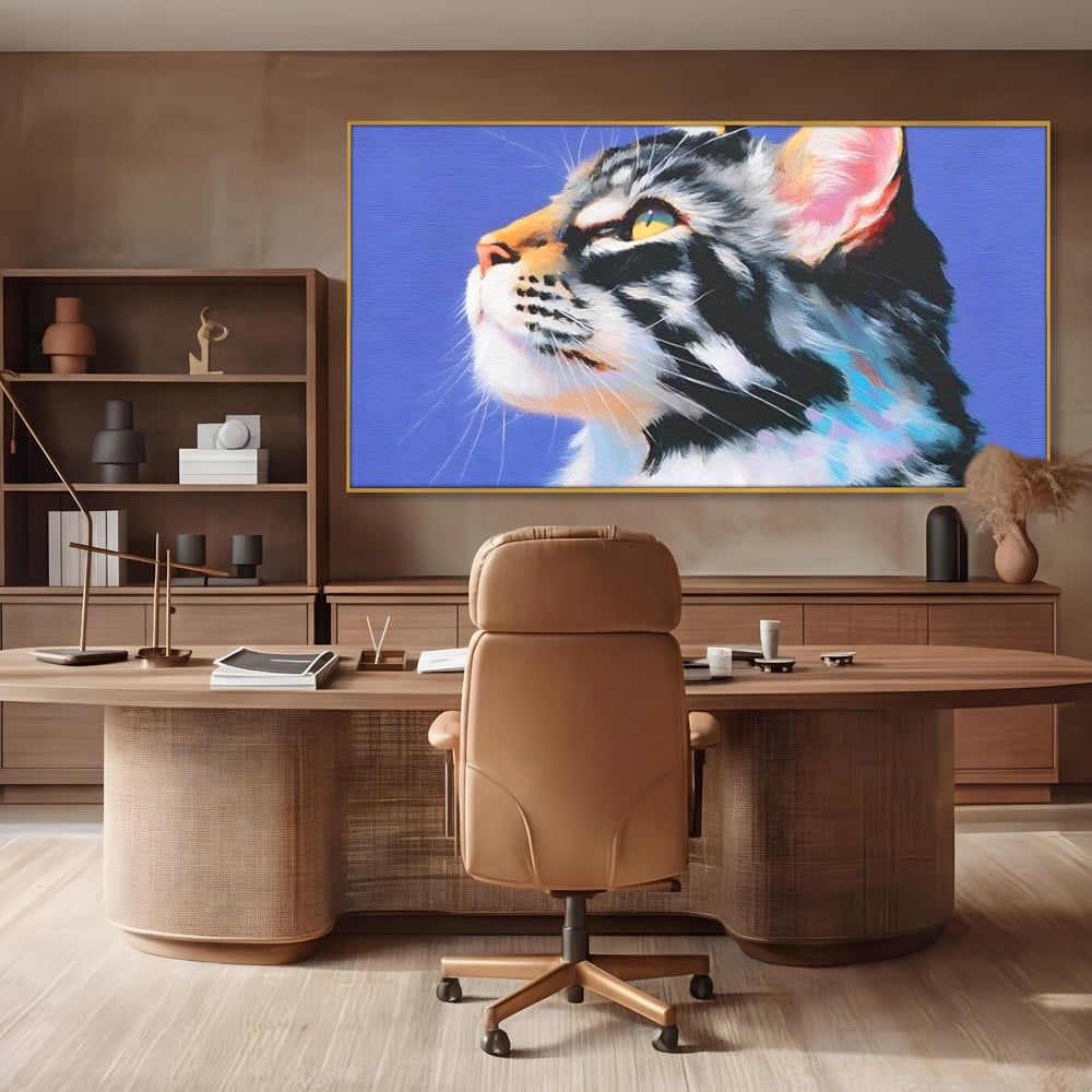 Tablou canvas cu pictura cu profil de pisica, in rama de aluminiu auriu, pe perete intr-un birou